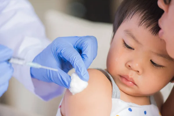 Arzt Gibt Einem Mädchen Eine Injektionsimpfung Kleines Mädchen Weint Mit — Stockfoto