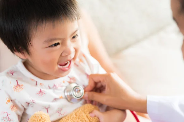 Доктор Осматривает Маленькую Девочку Помощи Стетоскопа Концепция Медицины Здравоохранения — стоковое фото
