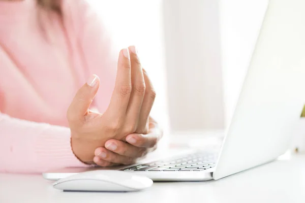 Mujer Primer Plano Sosteniendo Dolor Muñeca Usar Computadora Síndrome Oficina — Foto de Stock