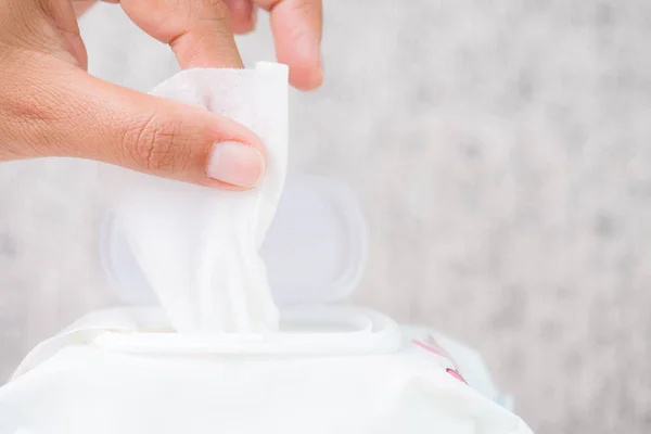 Närbild Kvinna Hand Hållande Våta Tvättlappar Från Paketet Hälso Och — Stockfoto