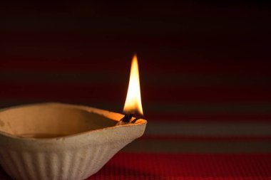 Mutlu Diwali - Dipavali sırasında Clay Diya lambaları yandı, Hindu Işık Festivali