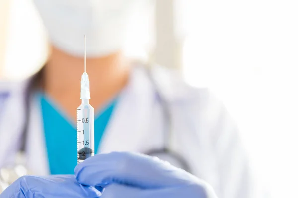 Ärztin Mit Einem Stethoskop Der Schulter Das Spritze Und Impfstoff — Stockfoto