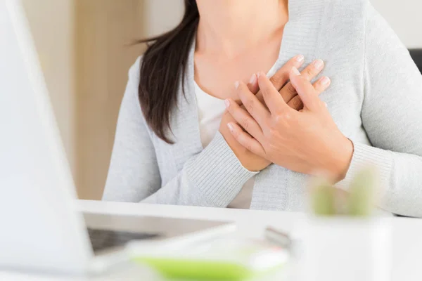 Nahaufnahme Geschäftsfrau Mit Herzinfarkt Frau Berührt Brust Und Hat Brustschmerzen — Stockfoto