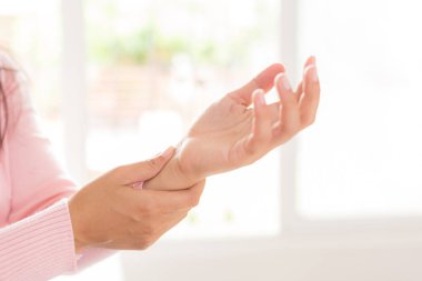 Koltukta oturan Closeup kadın onu bilek el yaralanması, acı hissetmiyor tutar. Sağlık ve tıp kavramı.