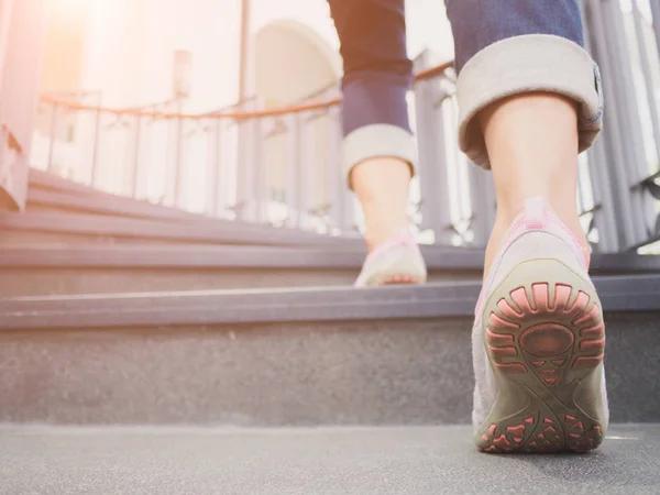 Güneş Spor Arka Plan Ile Merdivenlerden Yürüyen Genç Yetişkin Kadın — Stok fotoğraf