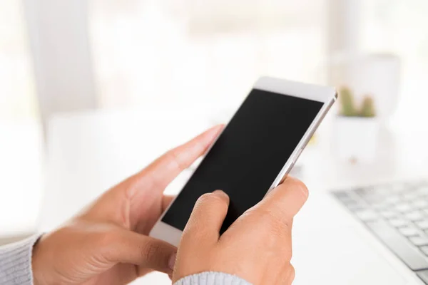 Vrouw Hand Met Witte Mobiele Telefoon Een Tafel Met Een — Stockfoto