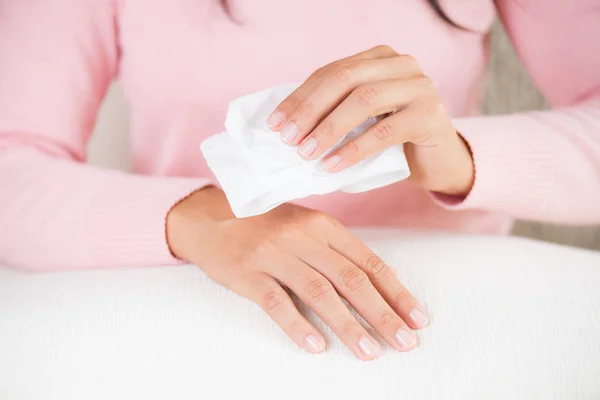 Donna Che Pulisce Mani Con Fazzoletto Concetto Sanitario Medico — Foto Stock