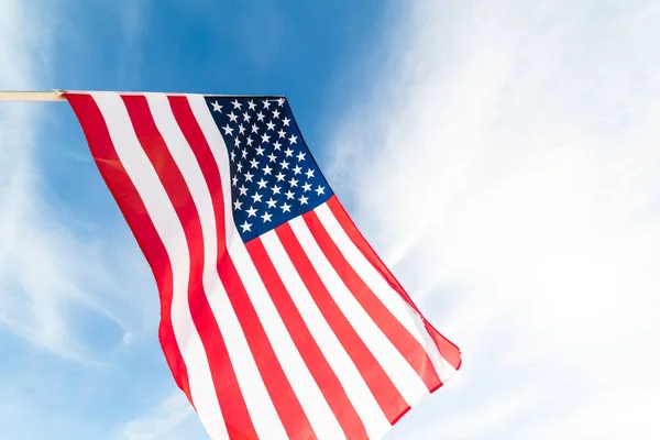 Närbild Amerikas Förenta Staters Flagga Blå Himmel Bakgrund Usa Självständighetsdagen — Stockfoto