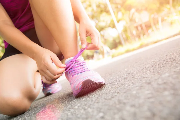 Τρέχοντας Παπούτσια Closeup Της Γυναίκας Δένοντας Κορδόνια Παπουτσιών Γυναικεία Αθλητικά — Φωτογραφία Αρχείου