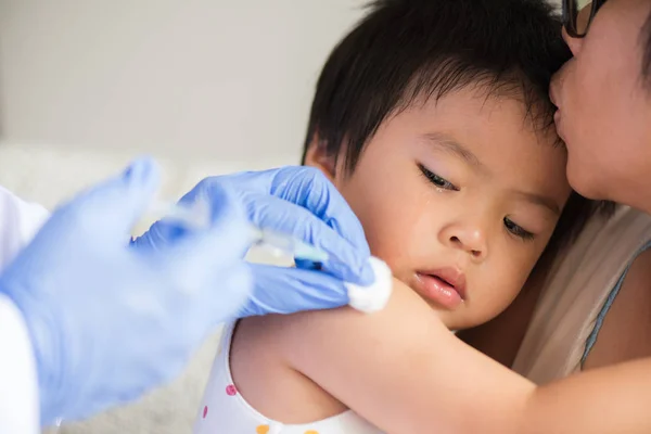 Médico Deu Uma Vacina Injectável Uma Rapariga Menina Chorando Com — Fotografia de Stock