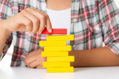Başarı temel yapı kavramı. Kadın el renkli ahşap bloklar bir merdiven şeklinde koymak.