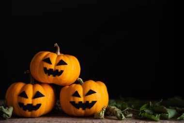 siyah zemin üzerine sarı hayalet balkabağı. Cadılar Bayramı kavramı.