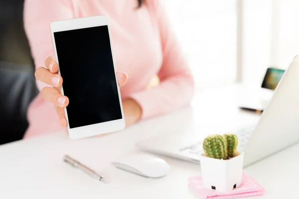 Vrouw Hand Met Witte Mobiele Telefoon Een Tafel Met Een — Stockfoto