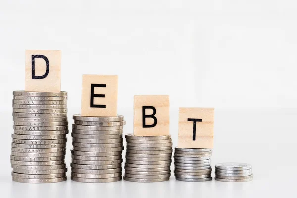Texto Debt Sobre Pilhas Moedas Conceito Dinheiro Financeiro Poupança — Fotografia de Stock