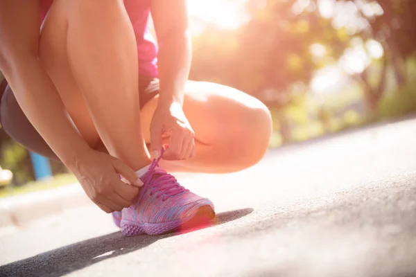 Τρέχοντας Παπούτσια Closeup Της Γυναίκας Δένοντας Κορδόνια Παπουτσιών Γυναικεία Αθλητικά — Φωτογραφία Αρχείου