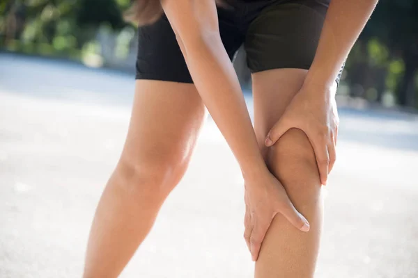 Runner Sport Knee Injury Woman Knee Pain While Running Garden — Stock Photo, Image