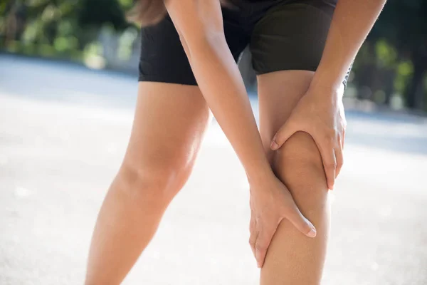 Lesioni Ginocchio Corridore Sportivo Donna Ginocchio Dolore Durante Corsa Giardino — Foto Stock