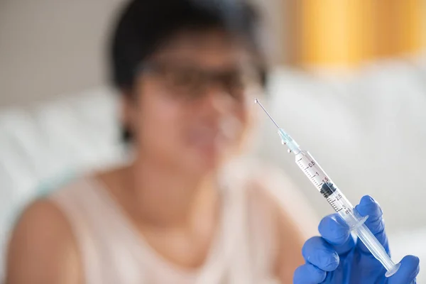 Läkare Som Ger Injektion Vaccin Till Flicka Liten Flicka Med — Stockfoto
