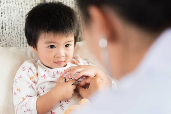Arzt Untersucht Ein Kleines Mädchen Mittels Stethoskop Medizin Und Gesundheitskonzept — Stockfoto