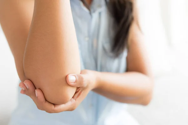 Mujer Cercana Que Tiene Dolor Codo Lesionado Concepto Cuidado Salud — Foto de Stock