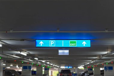 Alışveriş merkezinde otopark yön ulaşımına kurulu gösterir.