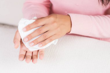 Bir doku elleriyle temizlik kadın. Sağlık ve tıp kavramı.