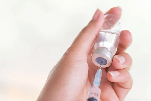 Kvinnlig Läkare Med Stetoskop Axeln Med Spruta Och Vaccin Koncept — Stockfoto