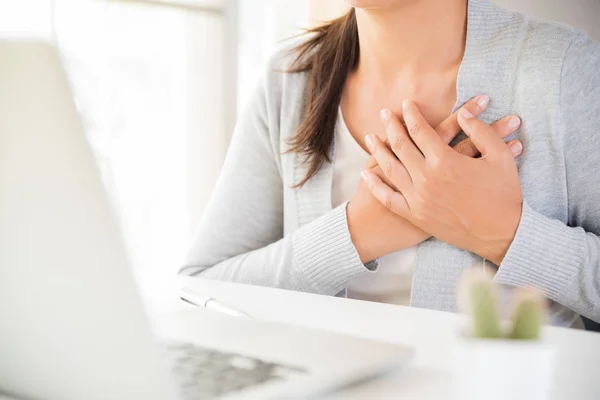 Closeup Kadın Kalp Krizi Geçiriyorum Bilgisayarda Uzun Saatler Çalışmak Sonra — Stok fotoğraf