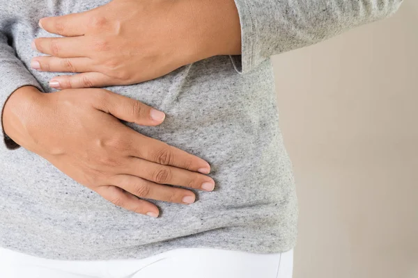 痛みを伴う腹痛を持つ若い女性 慢性胃炎 腹部膨満感の概念 — ストック写真