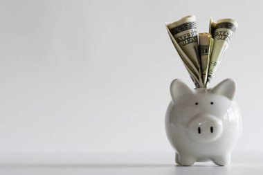 Amerika dolar banknot para kumbara beyaz arka plan üzerinde içine. Kaydetme para servet ve mali kavramı.