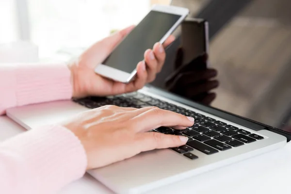 Vrouw Hand Met Witte Mobiele Telefoon Een Tafel Met Een — Stockfoto