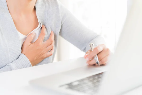 クローズ アップ ビジネス女性が心臓発作を起こしています コンピューター上で長い時間動作後胸と胸の痛みに触れる女性 オフィス症候群 医療と医療の概念 — ストック写真