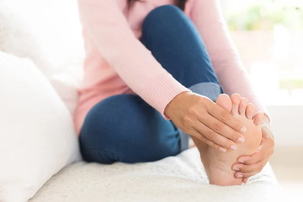 Mujer Cerca Sentada Sofá Sostiene Lesión Pie Sintiendo Dolor Salud — Foto de Stock