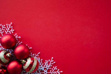 Noel arka plan kavramı. Noel hediye kutusu, beyaz kar, kırmızı top, altın yıldız kırmızı zemin üzerine.