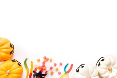 Beyaz arka plan üzerinde beyaz ve sarı hayalet kabaklar en iyi görünümü. Cadılar Bayramı kavramı.