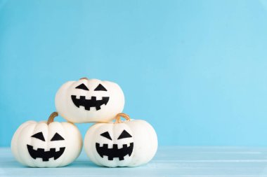 Gökyüzü mavi zemin üzerine beyaz hayalet balkabağı. Cadılar Bayramı kavramı.