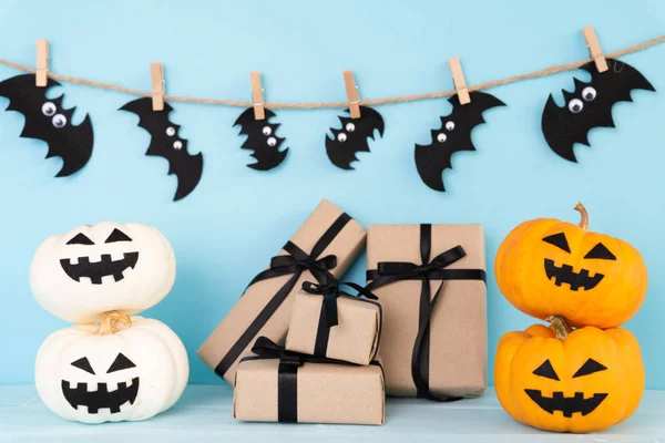 Sárga Szellem Sütőtök Ajándék Doboz Ütő Kék Háttér Halloween Koncepció — Stock Fotó