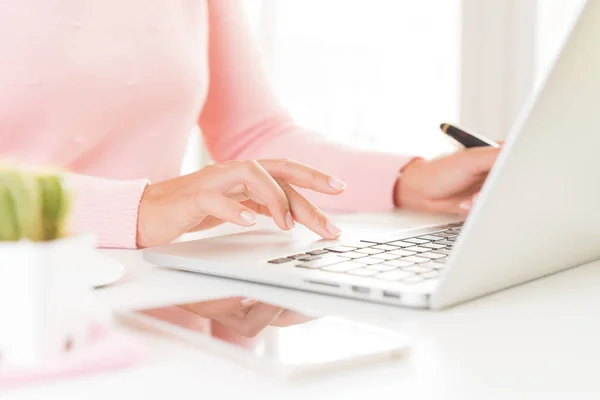 Closeup Vrouwelijke Handen Typen Het Toetsenbord Van Laptop Vrouw Die — Stockfoto