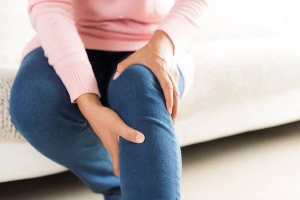 Close Jovem Mulher Sentada Sofá Sentindo Dor Joelho Ela Massagear — Fotografia de Stock