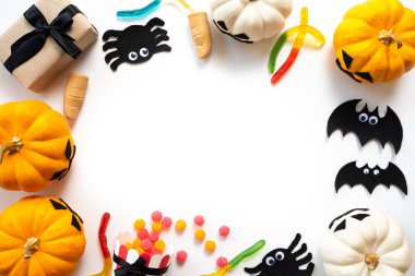 Beyaz arka plan üzerinde beyaz ve sarı hayalet kabaklar yarasa örümcek mumya jöle solucan ve hediye kutusu ile en iyi görünümü. Cadılar Bayramı kavramı.