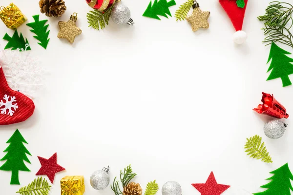 Концепция Рождества Рождественский Подарок Коробка Красным Шаром Сосновые Шишки Белом — стоковое фото