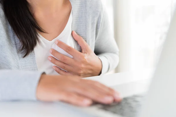 クローズ アップ ビジネス女性が心臓発作を起こしています コンピューター上で長い時間動作後胸と胸の痛みに触れる女性 オフィス症候群 医療と医療の概念 — ストック写真