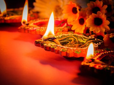 Hindu Diwali Festivali için çiçekli renkli kil diya lambalar yaktı.