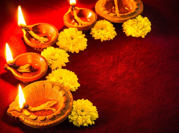 Hagyományos Agyag Tarsa Lámpák Világították Meg Virágok Diwali Fesztivál Ünnepe — Stock Fotó