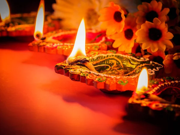 Färgglada Lera Diya Lampor Lyser Med Blommor För Hinduiska Diwali — Stockfoto