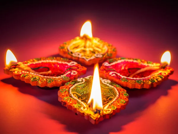 Färgstark Och Mousserande Lera Diya Lampor Lyser För Hinduiska Diwali — Stockfoto