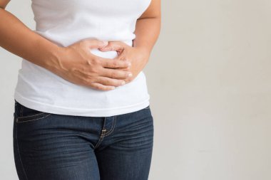 Genç kadın acı mide ağrısı sahip. Kronik gastrit. Karında şişkinlik kavramı.