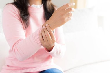 Koltukta oturan Closeup kadın onu bilek el yaralanması, acı hissetmiyor tutar. Sağlık ve tıp kavramı.