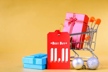 Çin 11.11 gün satış konsepti. Alışveriş sepeti ve hediye kutusu etiketi Etiketler ile yumuşak odak mini.