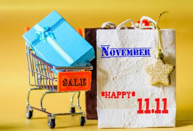 Yumuşak odak mini alışveriş sepeti ve etiket Etiketler, Çin 11.11 gün satış konsepti ile alışveriş torbaları.